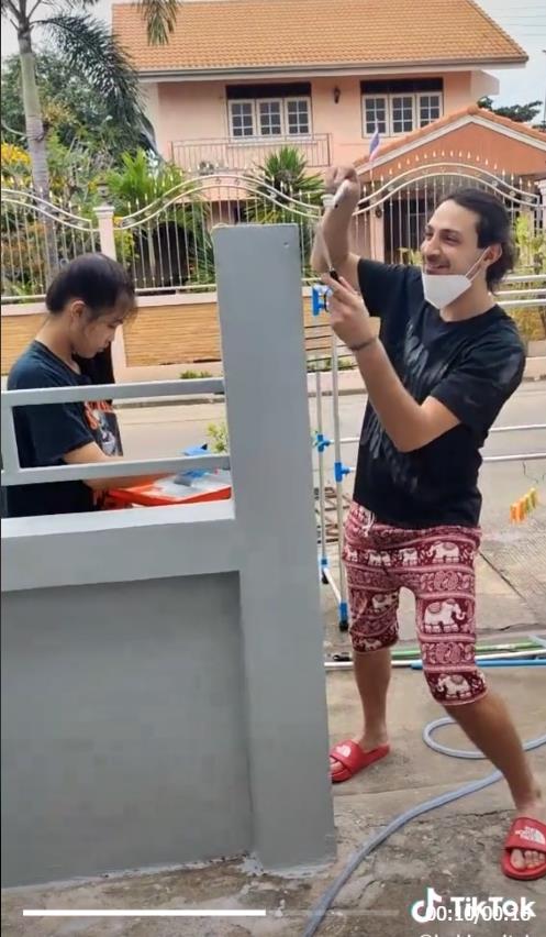 แฟนฝรั่งบอกสาวไทยบ้านจน แต่เป็นลูกประธานบริษัท 