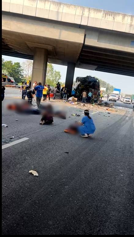 รถทัวร์ 2 ชั้น ชนเสาสะพาน