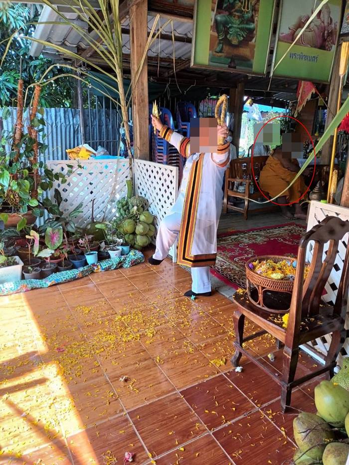 ร่างทรงชุดครุย