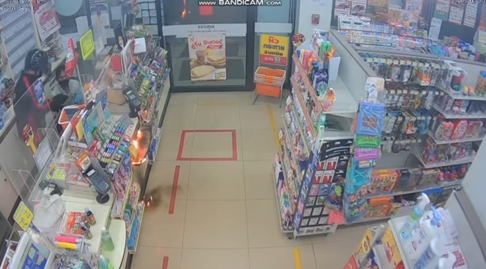 ปล้นเซเว่น บีบเจลแอลกอฮอล์จุดไฟเผาร้าน