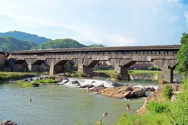 ไฟไหม้สะพานไม้โบราณจีน อายุ 900 ปี 