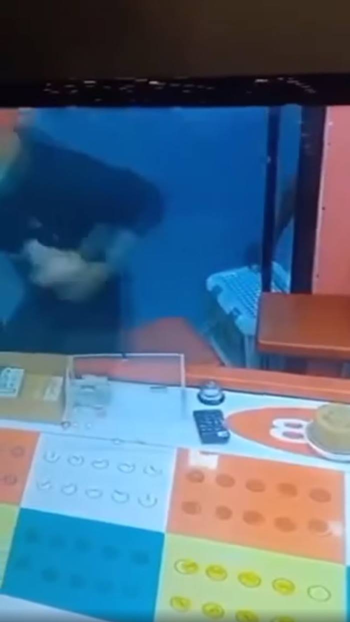 แม็ค อนุสาวรีย์ ปล้นบ่อนแฟลตดินแดง