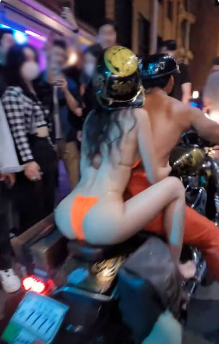 ยูทูบเบอร์สาว ใส่บิกินี่ซ้อนท้ายบิ๊กไบค์