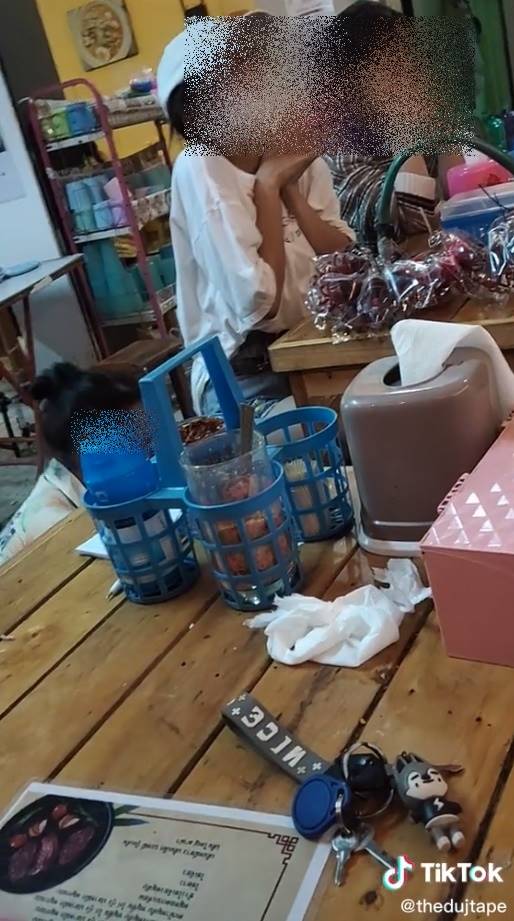 ป้าก้มกราบลูกค้า ช่วยซื้อพวงกุญแจ