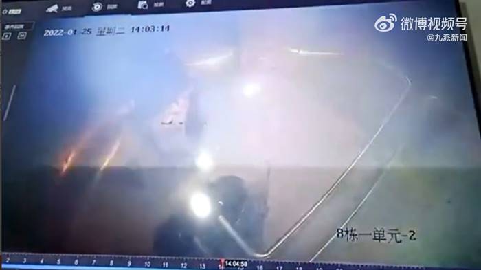 เด็กจุดดอกไม้ไฟเล่นในลิฟต์