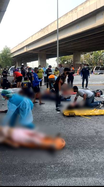 รถทัวร์ 2 ชั้น ชนเสาสะพาน