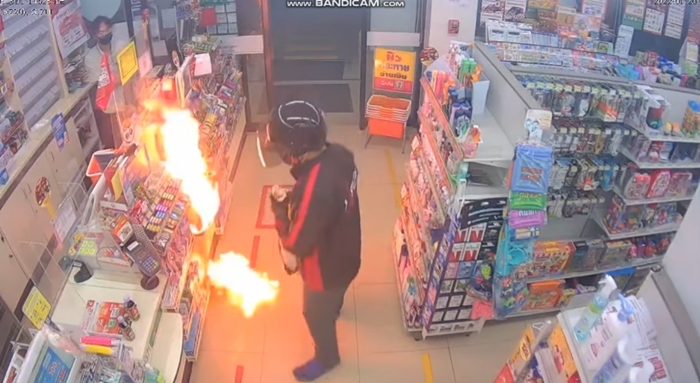 ปล้นเซเว่น บีบเจลแอลกอฮอล์จุดไฟเผาร้าน