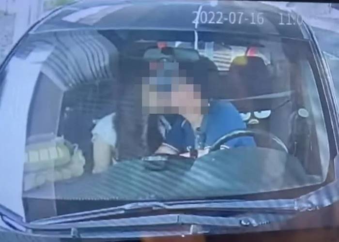 คู่รักจอดรถพลอดรักในรถ