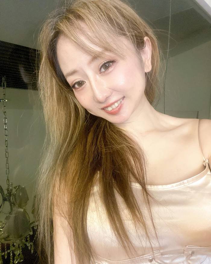 สาวแซ่บโชว์ภาพกุมมือกับดารารุ่นใหญ่ 