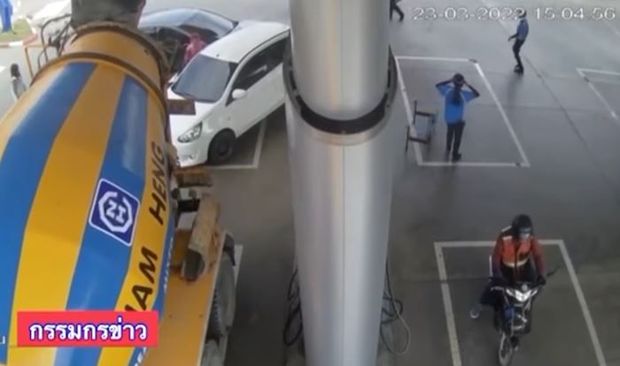 คลิปเก๋งป้ายแดงชนเด็กปั๊มขาขาด