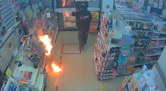 ปล้นเซเว่น บีบเจลแอลกอฮอล์จุดไฟเผาร้าน