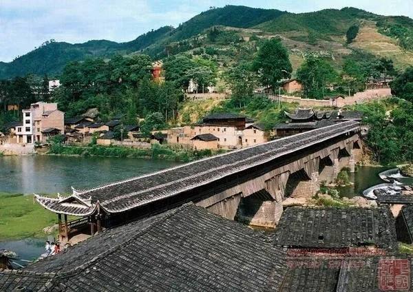 ไฟไหม้สะพานไม้โบราณจีน อายุ 900 ปี 