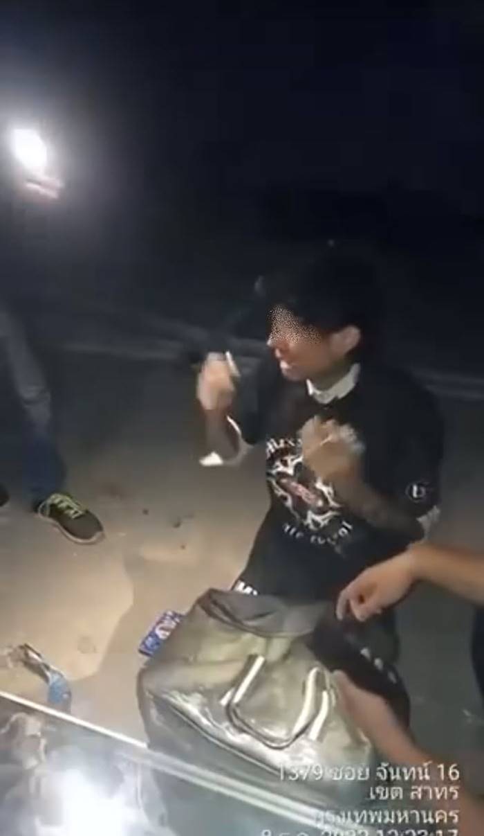 นายแบบ 18+ รับงานเอน หลอนป่วนคอนโดหรู