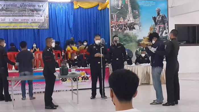 อุ้มพระพุทธรูปเกณฑ์ทหาร 