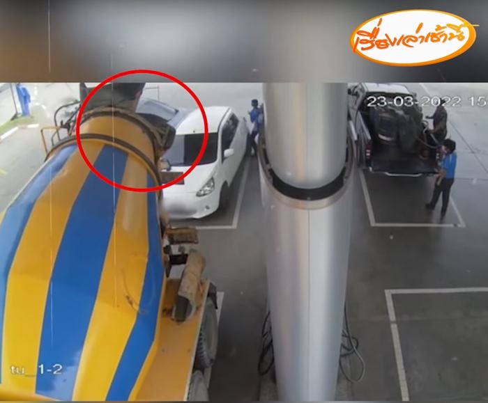 เก๋งป้ายแดงชนเด็กปั๊มขาขาด