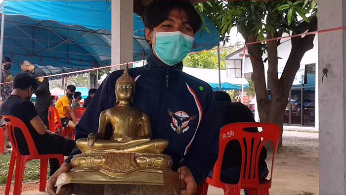 อุ้มพระพุทธรูปเกณฑ์ทหาร 