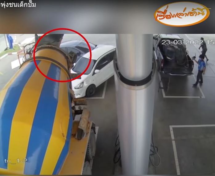 เก๋งป้ายแดงชนเด็กปั๊มขาขาด