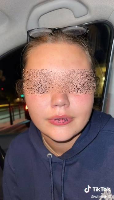 สักลายที่ริมฝีปาก