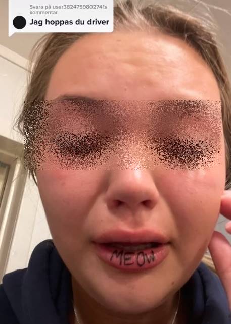 สักลายที่ริมฝีปาก