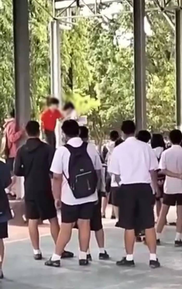 ครูตบเด็กหน้าเสาธง