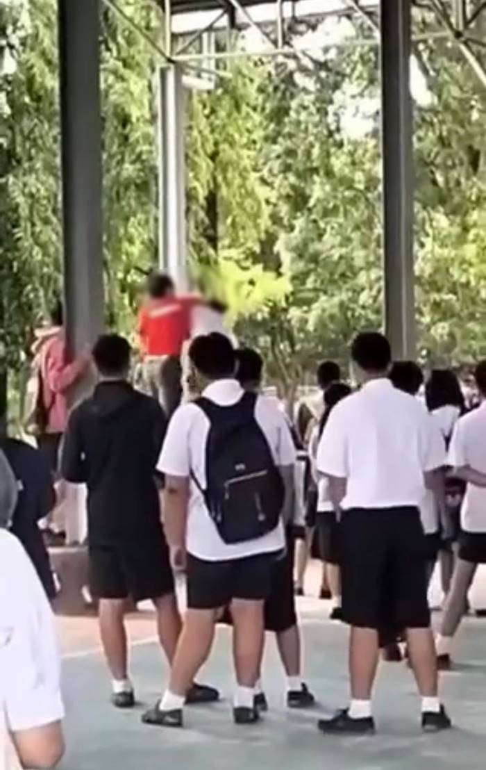 ครูตบเด็กหน้าเสาธง