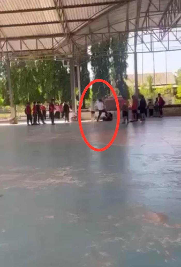 ครูตบเด็กหน้าเสาธง