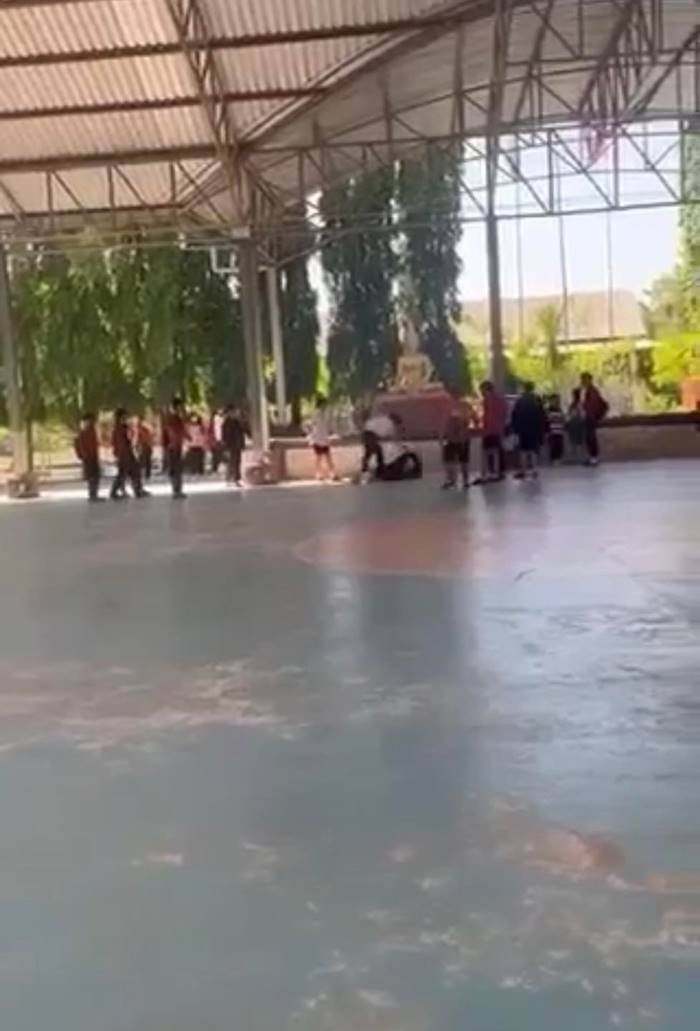 ครูตบเด็กหน้าเสาธง