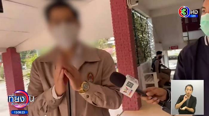 ครูตบเด็กหน้าเสาธง