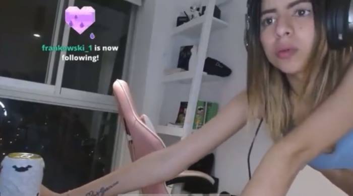 สาวไลฟ์สตรีม โป๊ะแรง