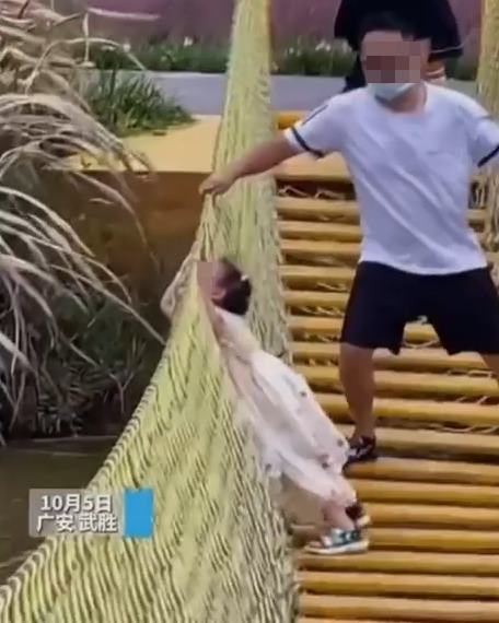 พ่อแกล้งลูก