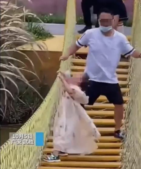 พ่อแกล้งลูก