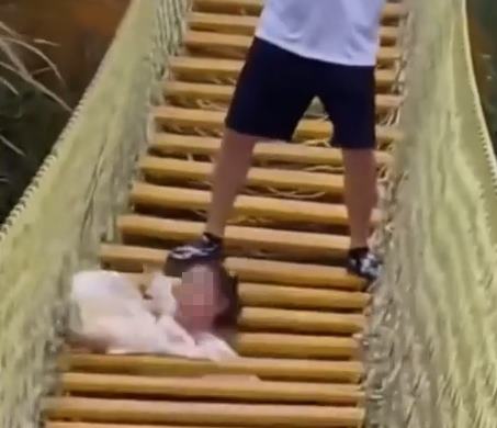 พ่อแกล้งลูก