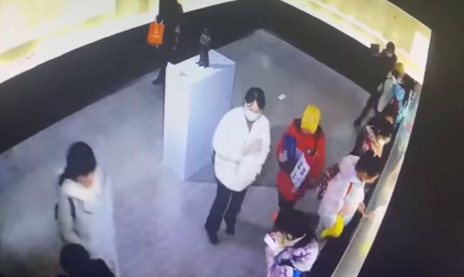 หุ่นโบราณ 6 ล้าน ล้มคอหัก