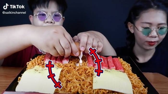 ยูทูบเบอร์ โชว์กินมาม่าเกาหลี ตอกไข่ ไข่วิ่งหนี 