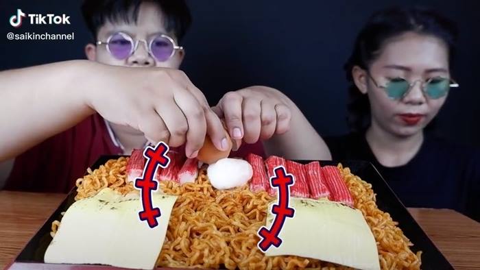 ยูทูบเบอร์ โชว์กินมาม่าเกาหลี ตอกไข่ ไข่วิ่งหนี 