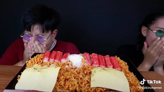 ยูทูบเบอร์ โชว์กินมาม่าเกาหลี ตอกไข่ ไข่วิ่งหนี 