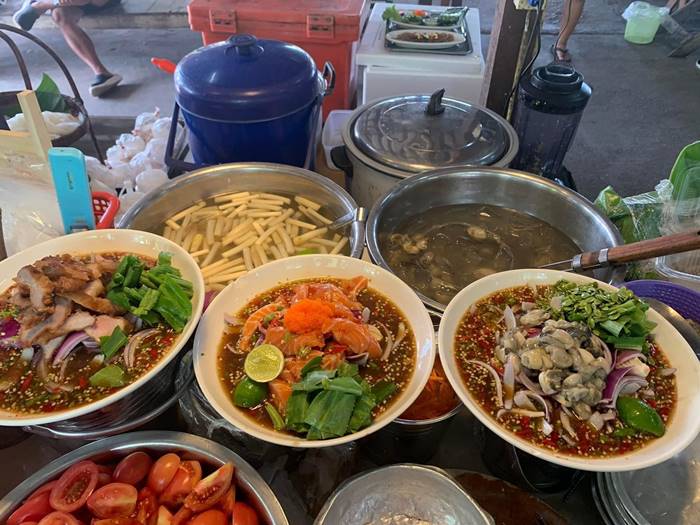 แม่ค้าร้านส้มตำติดป้าย ไม่ให้เอาของมาเร่ขายในร้าน เจอด่า