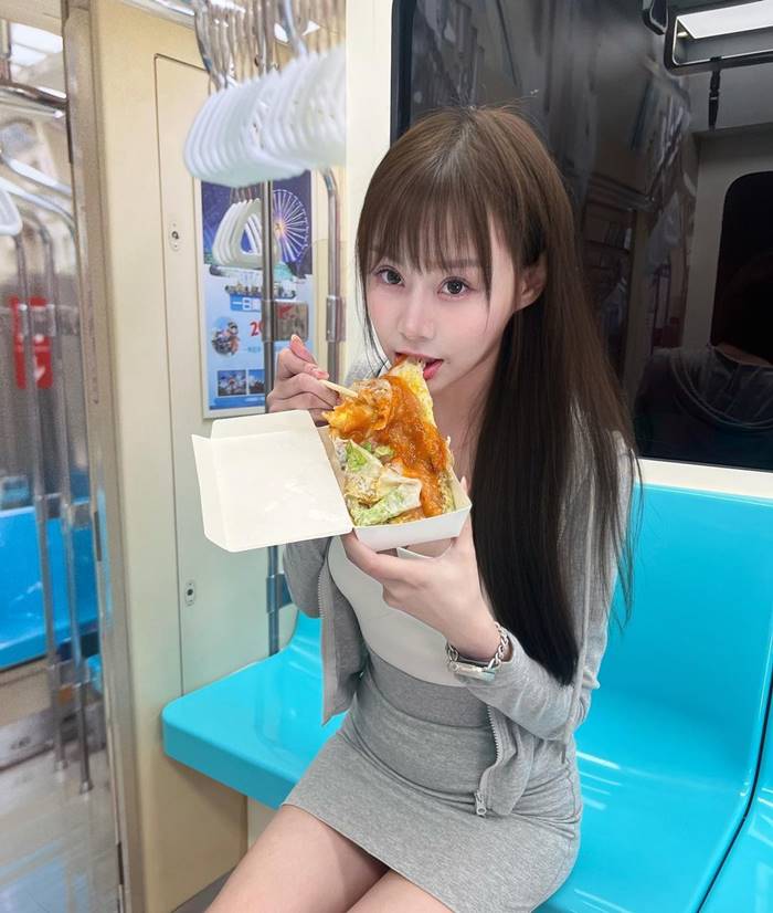 สาวเซ็กซี่ กินอาหารในรถไฟฟ้า
