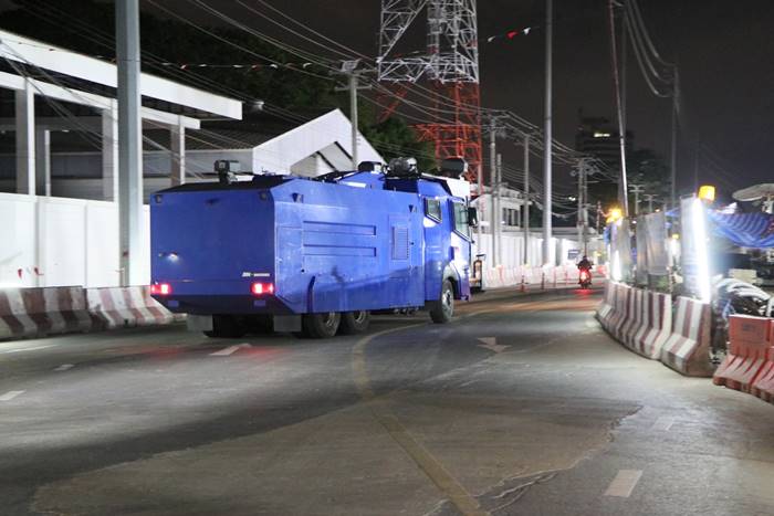 ตำรวจตั้งตู้คอนเทนเนอร์ รอรับม็อบบุกรัฐสภา วันโหวตนายก