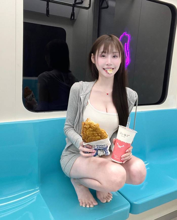 สาวเซ็กซี่ กินอาหารในรถไฟฟ้า