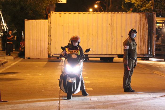 ตำรวจตั้งตู้คอนเทนเนอร์ รอรับม็อบบุกรัฐสภา วันโหวตนายก