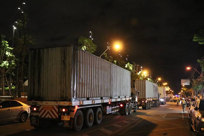 ตำรวจตั้งตู้คอนเทนเนอร์ รอรับม็อบบุกรัฐสภา วันโหวตนายก