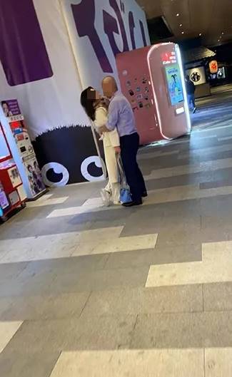 ลุงกอดผู้หญิง ก่อนพากันเข้าตู้ถ่ายรูปสติกเกอร์ 