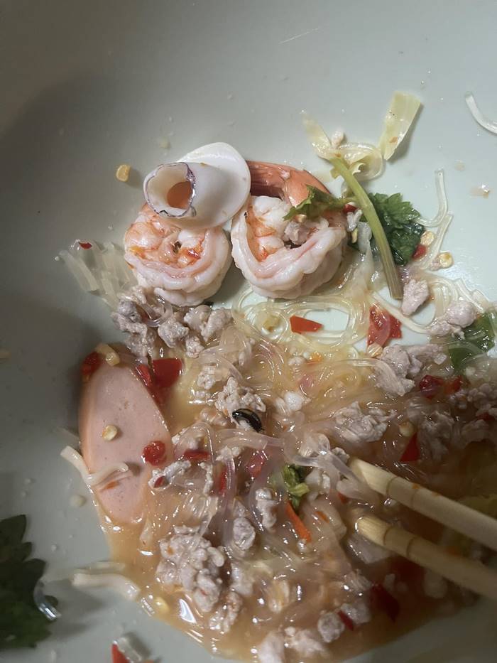 แมลงสาบในยำวุ้นเส้น