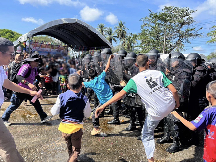 ดราม่างานวันเด็ก นราธิวาส ให้เด็กจำลองสลายม็อบ เตะตำรวจ