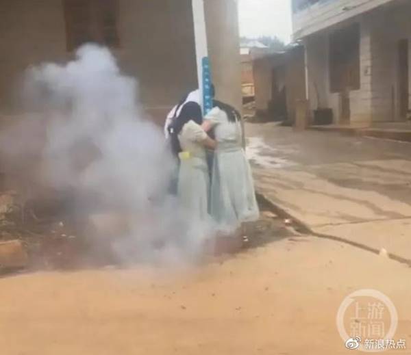 เล่นพิเรนทร์ จุดประทัดใส่เพื่อนเจ้าสาว