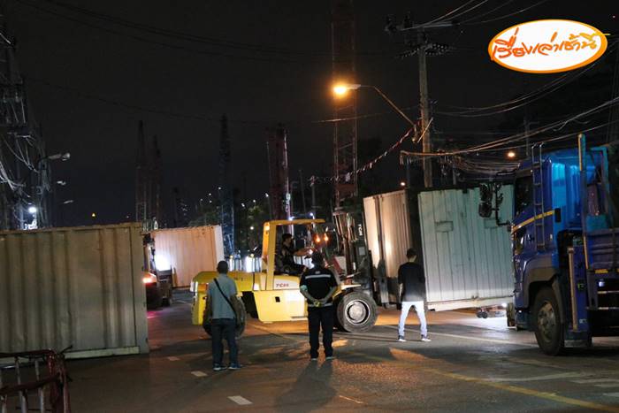 ตำรวจตั้งตู้คอนเทนเนอร์ รอรับม็อบบุกรัฐสภา วันโหวตนายก