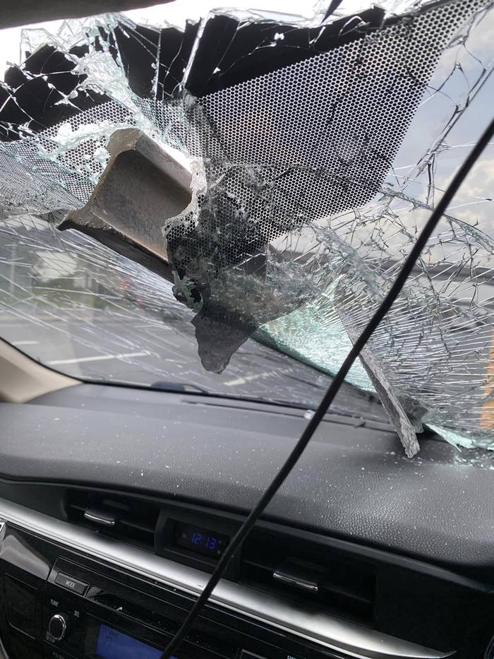 ท่อนเหล็กหล่นใส่รถ