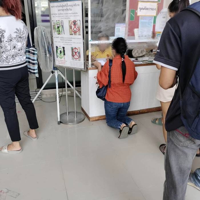 นั่งคุกเข่ารับบัตรคิวต่อใบขับขี่