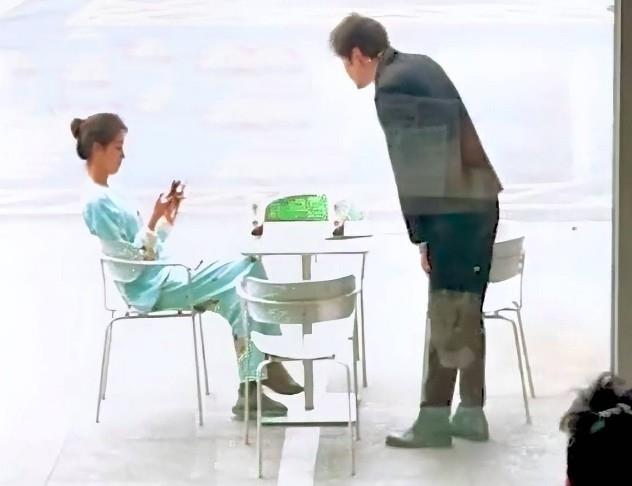 สาวใส่ชุดนอนออกเดต